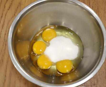 2個雞蛋就能烤出12個無油酸奶杯子蛋糕,口感柔軟